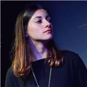 Laureata al Conservatorio di Trento offre lezioni di canto moderno (e di pianoforte base)